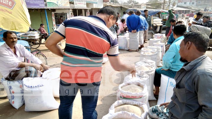 ফুলবাড়ীতে চালের বাজার ঊর্দ্ধমুখী,বেড়েছে ডিমের দামও